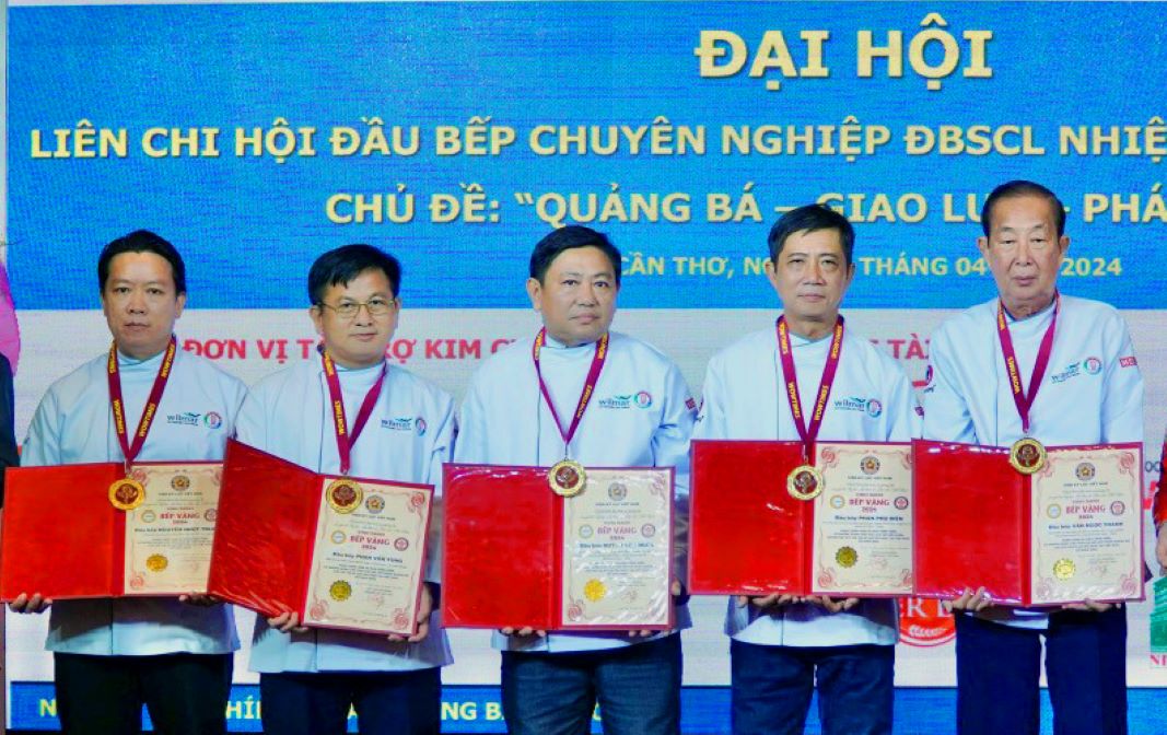 Ông Phan Văn Tùng (thứ 2 trái sang)- Chủ tịch Hiệp hội đầu bếp tỉnh Kiên Giang được Viện Kỷ lục Việt Nam vinh danh Bếp vàng 2024. Ảnh: NVCC